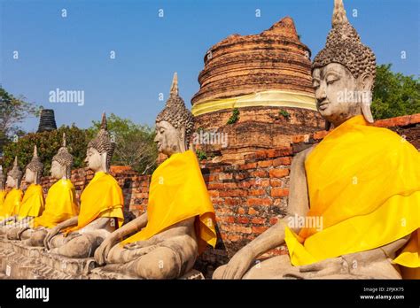 Podniesienie statuem Buddy w Wat Phra Si Sanphet: Ucieleśnienie wiary buddyjskiej w okresie Ayutthaya i początek ery złotej w Królestwie Siam.